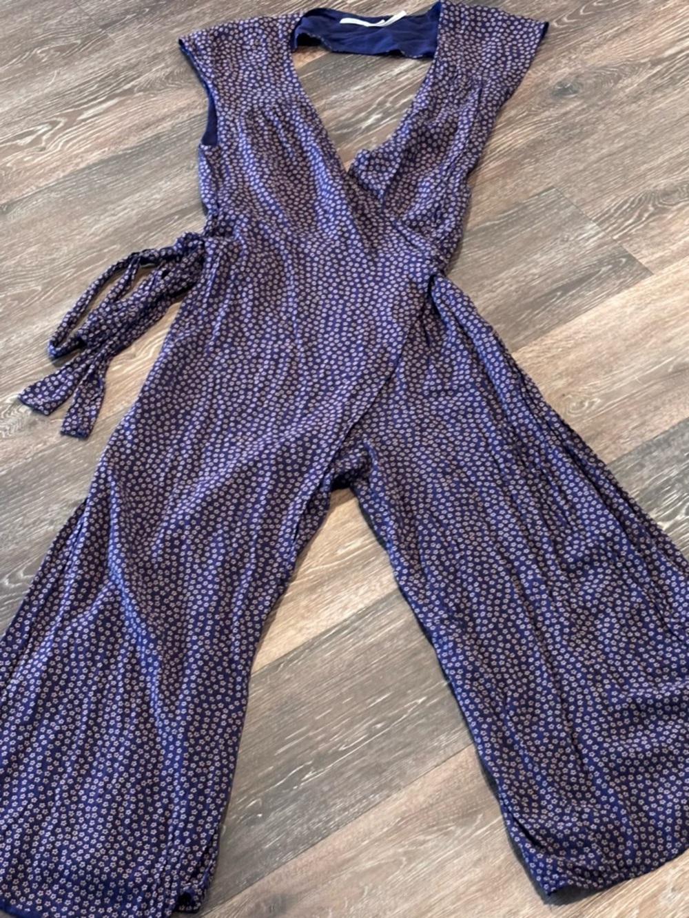 Urban Outfitters Kimchi Blue Shea Wrap Jumpsuit Women’s Size 4 - Picture 4 of 12